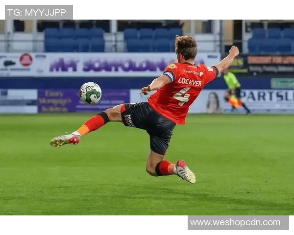 加的夫城与伯恩利激战正酣实况回顾与精彩瞬间分析